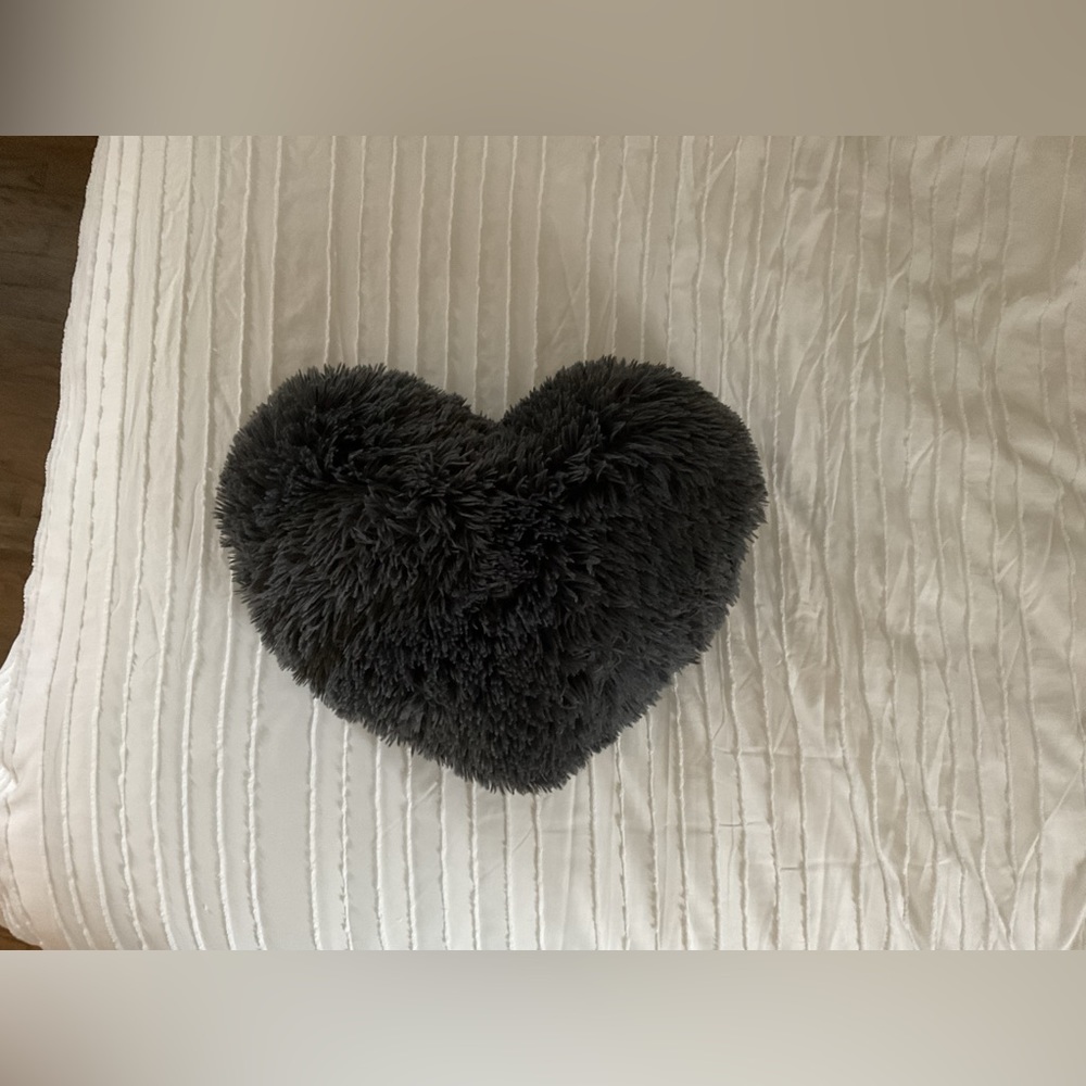 Dormify heart throw pillow